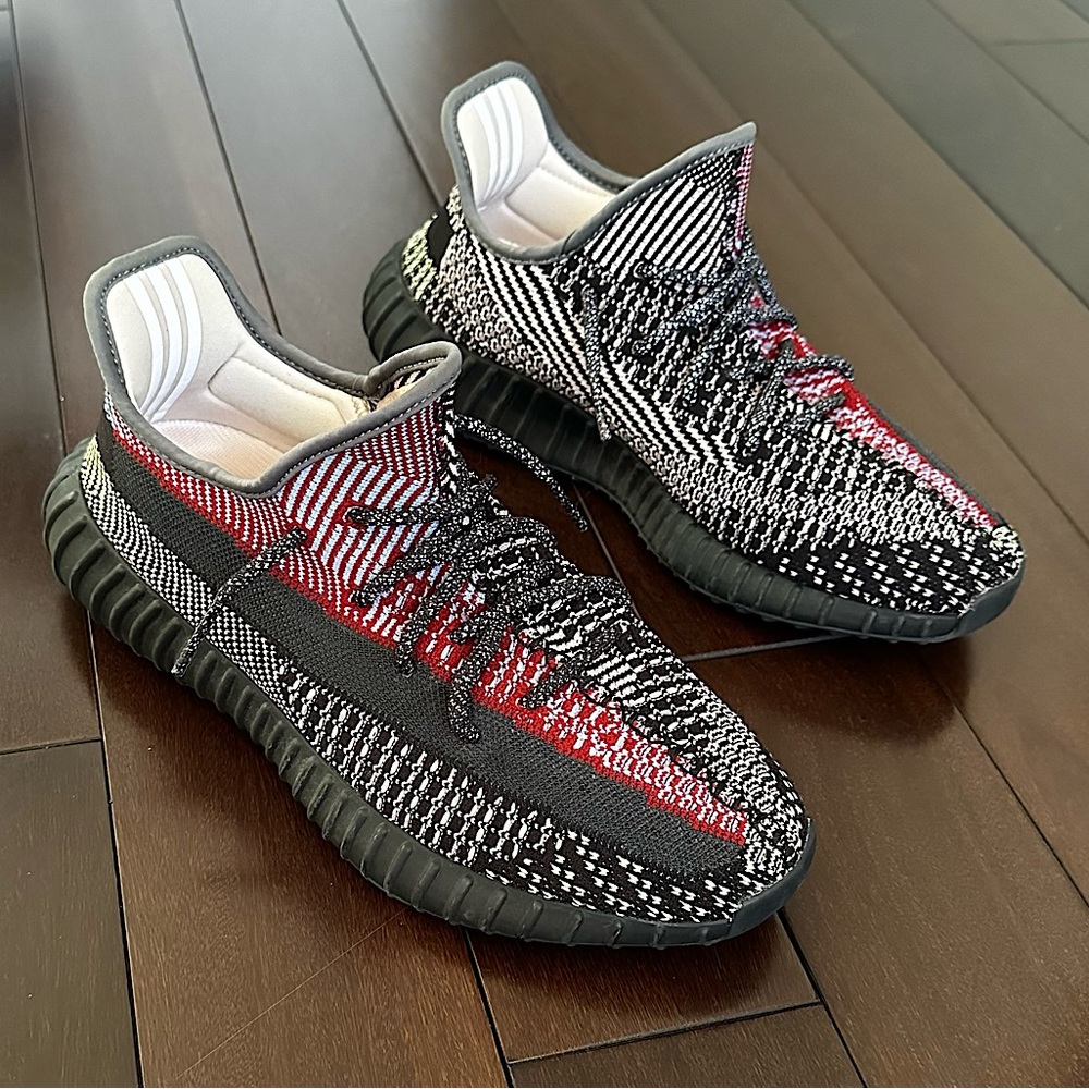 Yeezy 350 v2 Yecheil Non-Reflective with box (condition perfect)